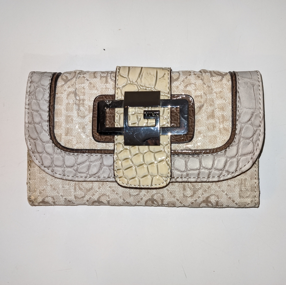 Guess tri-fold wallet